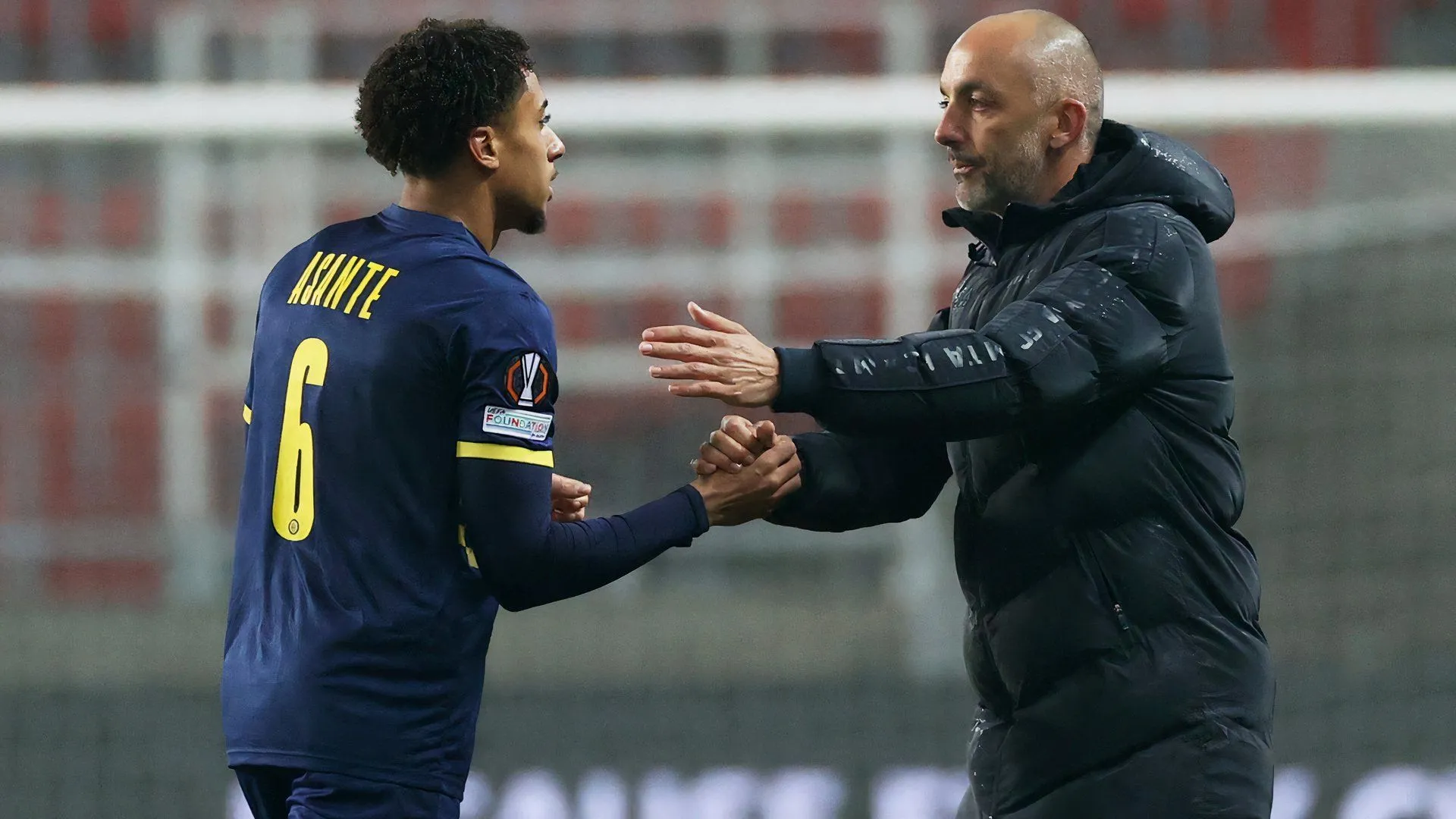 Huấn luyện viên Maccabi Tel Aviv Zarko Lazetic bắt tay Tyrese Asante, trung vệ tiềm năng của bóng đá Anh.