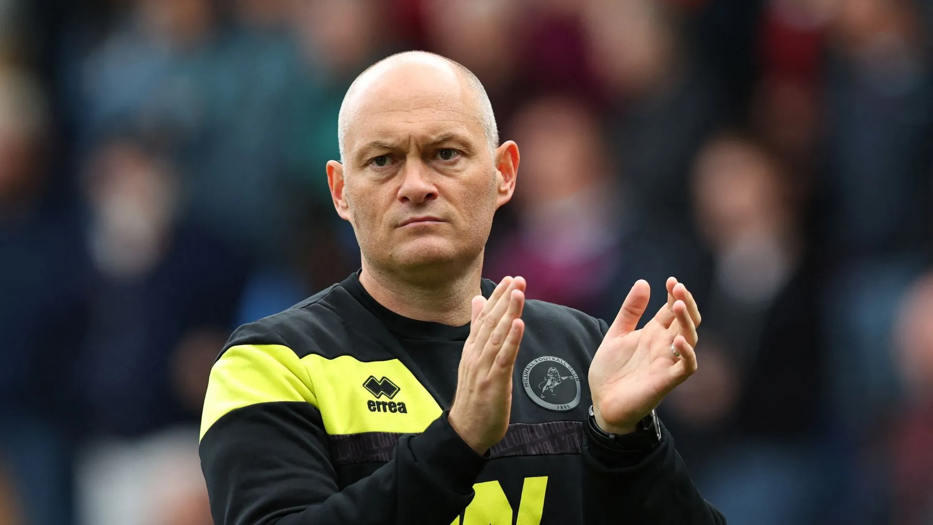 Huấn luyện viên trưởng Millwall, Alex Neil, đang chỉ đạo cầu thủ trên sân