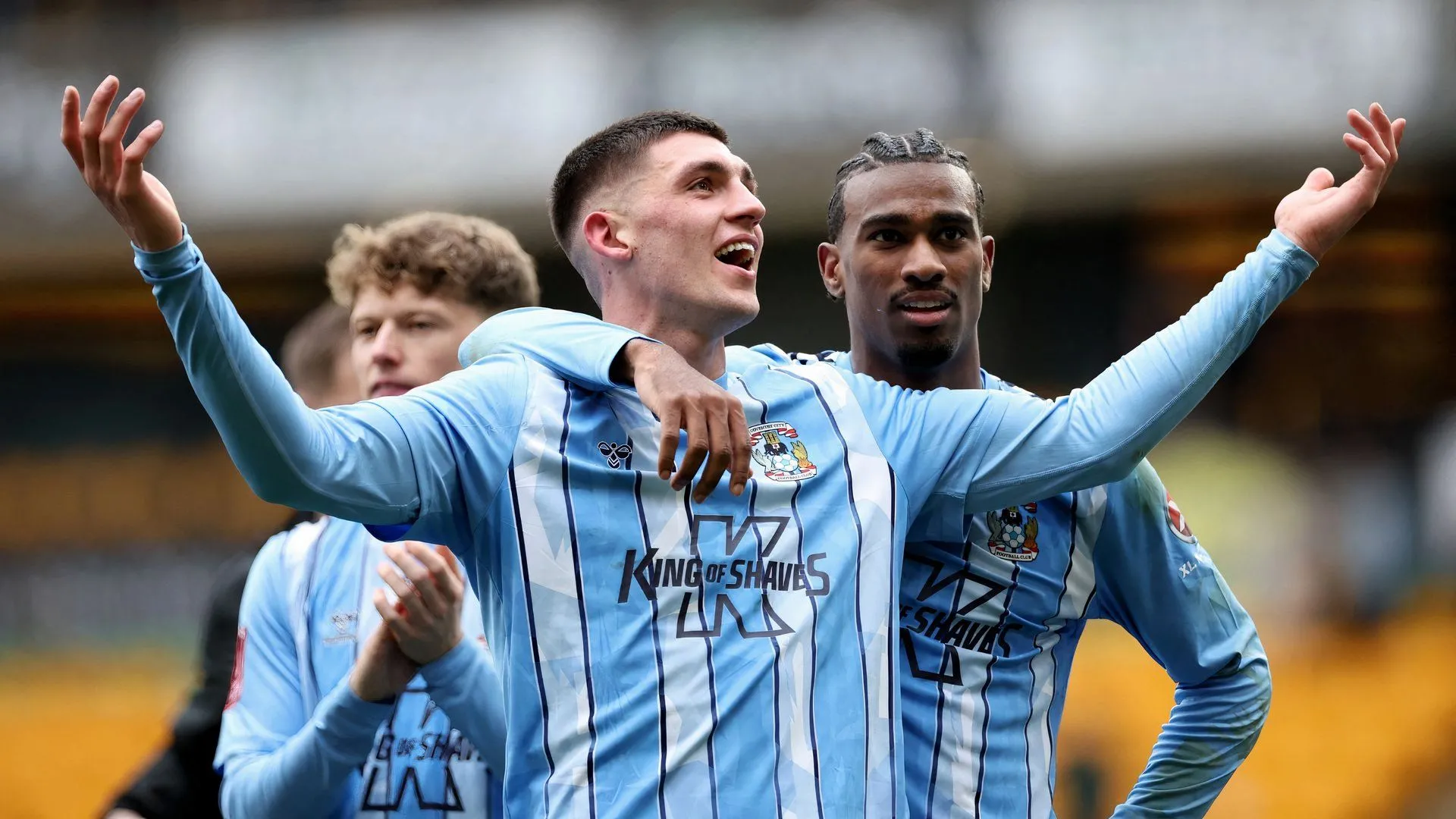Huy hiệu và áo đấu câu lạc bộ Coventry City, đội bóng đang cần tăng cường lực lượng tại Championship.