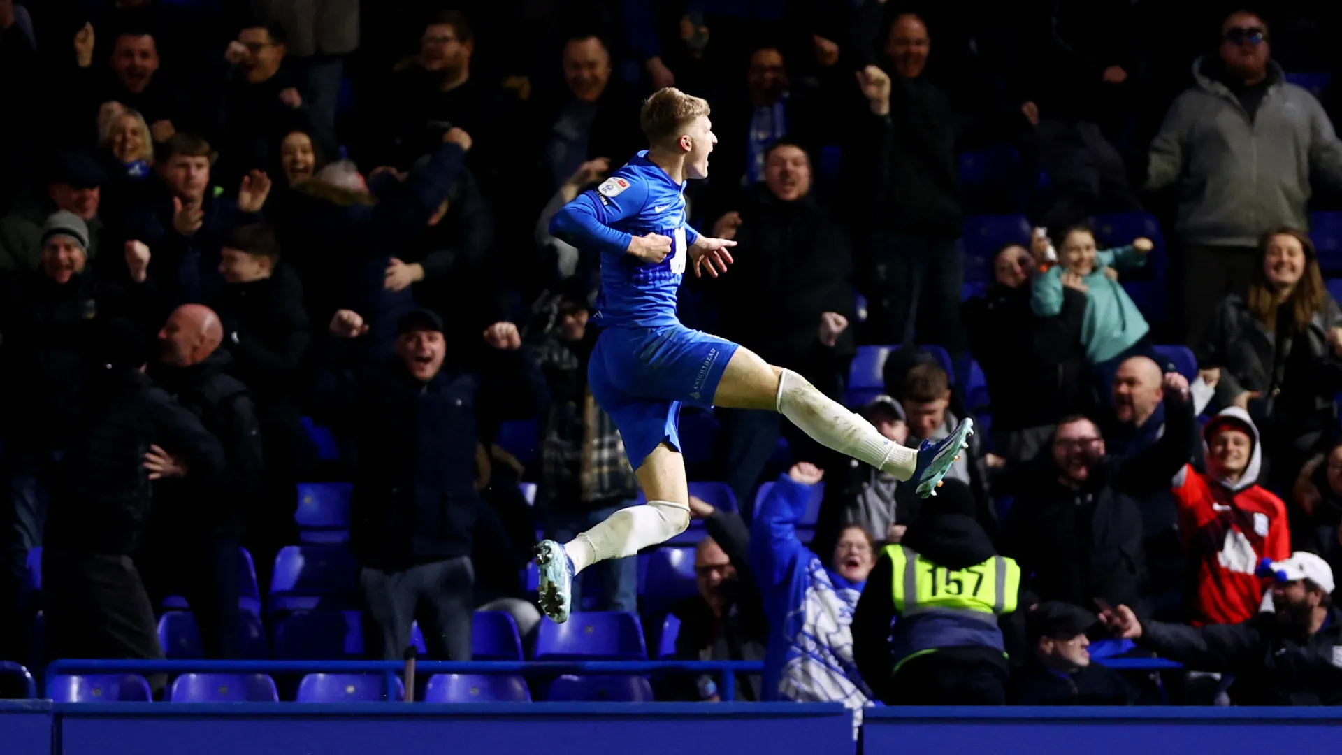Jordan James ăn mừng bàn thắng trong màu áo Birmingham City tại Championship