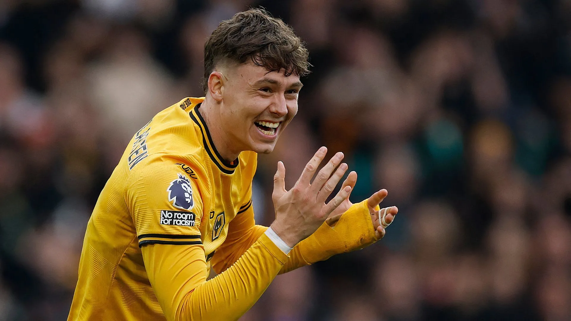 Logo và khán đài của câu lạc bộ Wolverhampton Wanderers tại Molineux