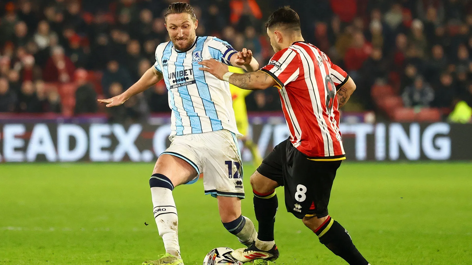 Luke Ayling của Middlesbrough tranh bóng trong trận đấu tại giải Championship.
