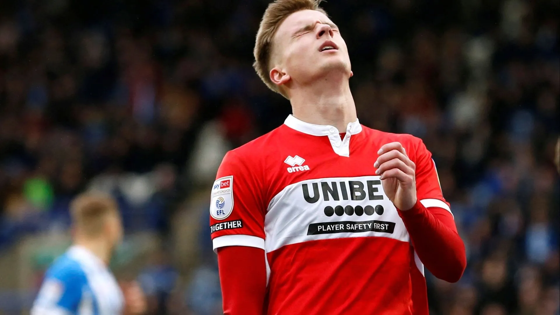 Marcus Forss, tiền đạo của Middlesbrough, đang chạy trên sân.