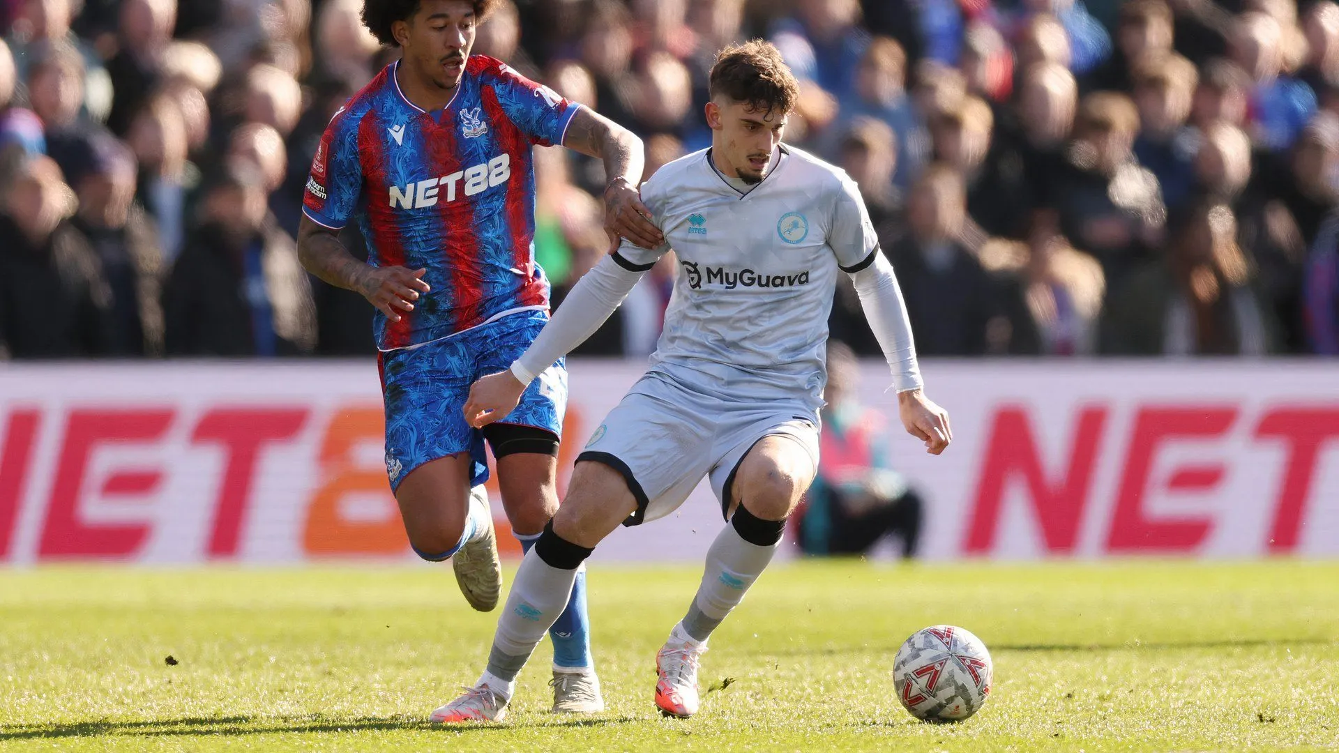 Mihailo Ivanovic của Millwall trong pha tranh bóng với cầu thủ Crystal Palace