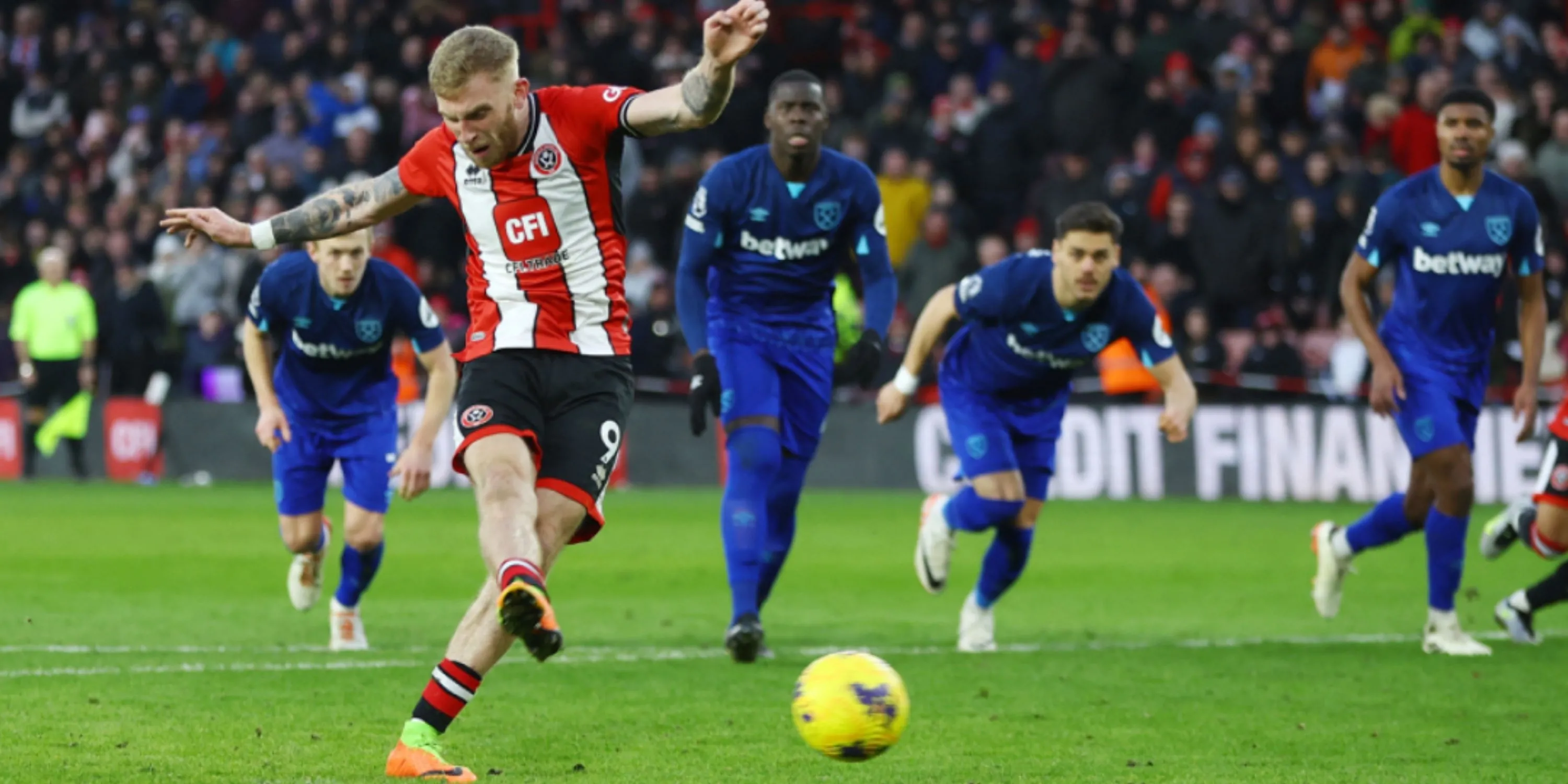Oli McBurnie ăn mừng bàn thắng cho Sheffield United tại Premier League