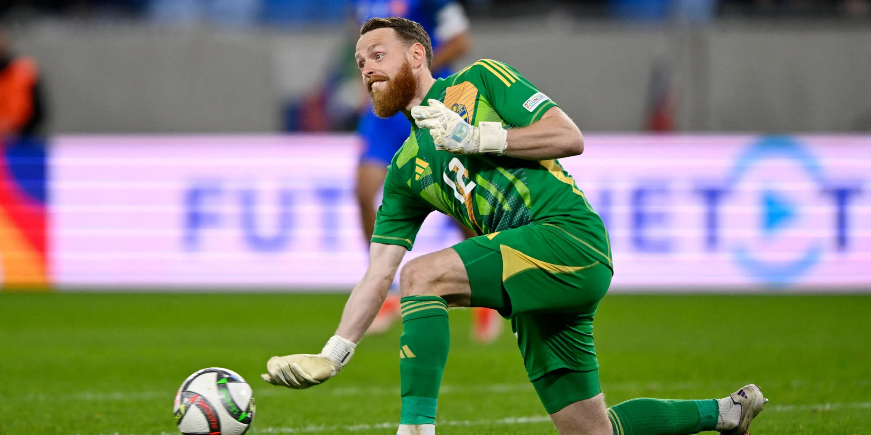 Thủ môn Viktor Johansson của đội tuyển Thụy Điển thực hiện một pha cản phá quyết định