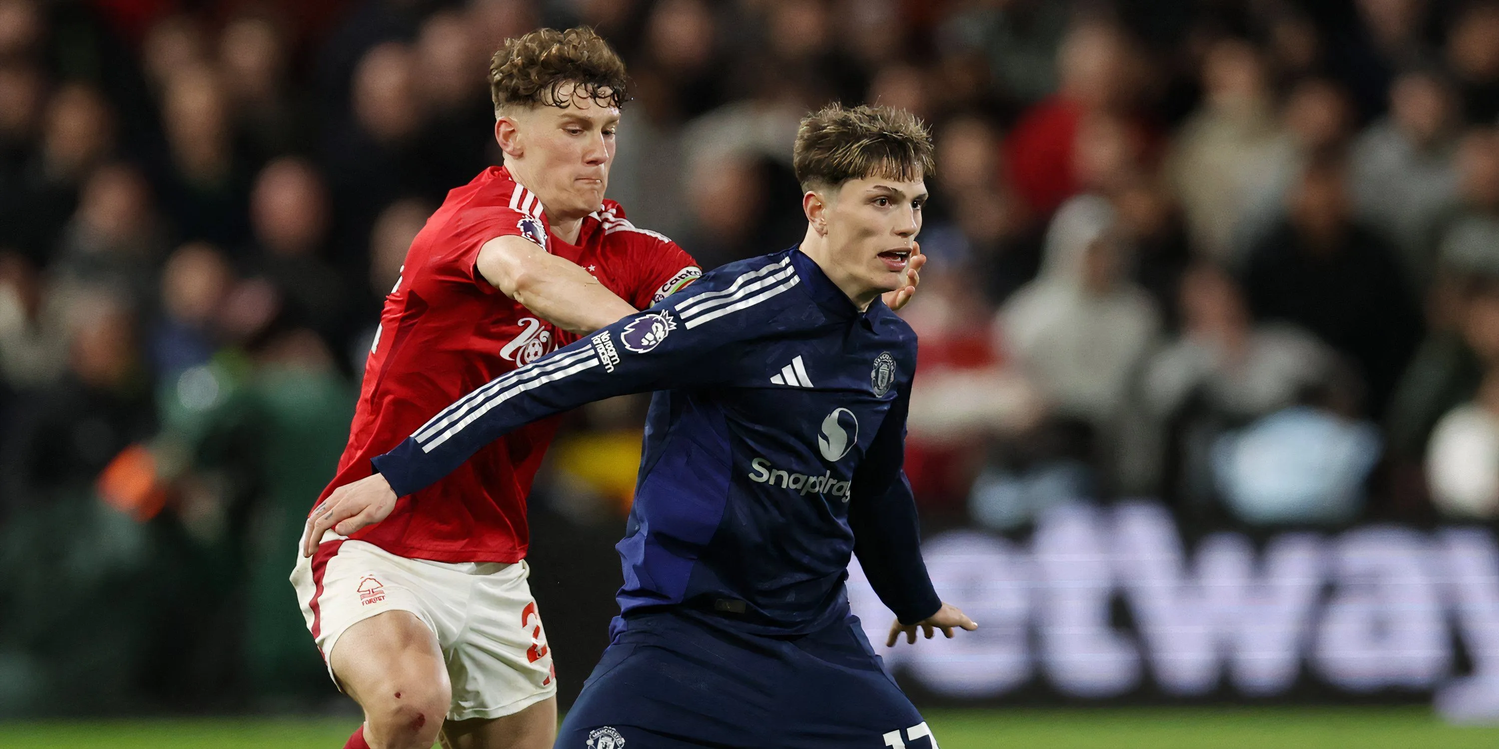 Tiền đạo Alejandro Garnacho của Manchester United trên sân, đối tượng tin đồn chuyển nhượng