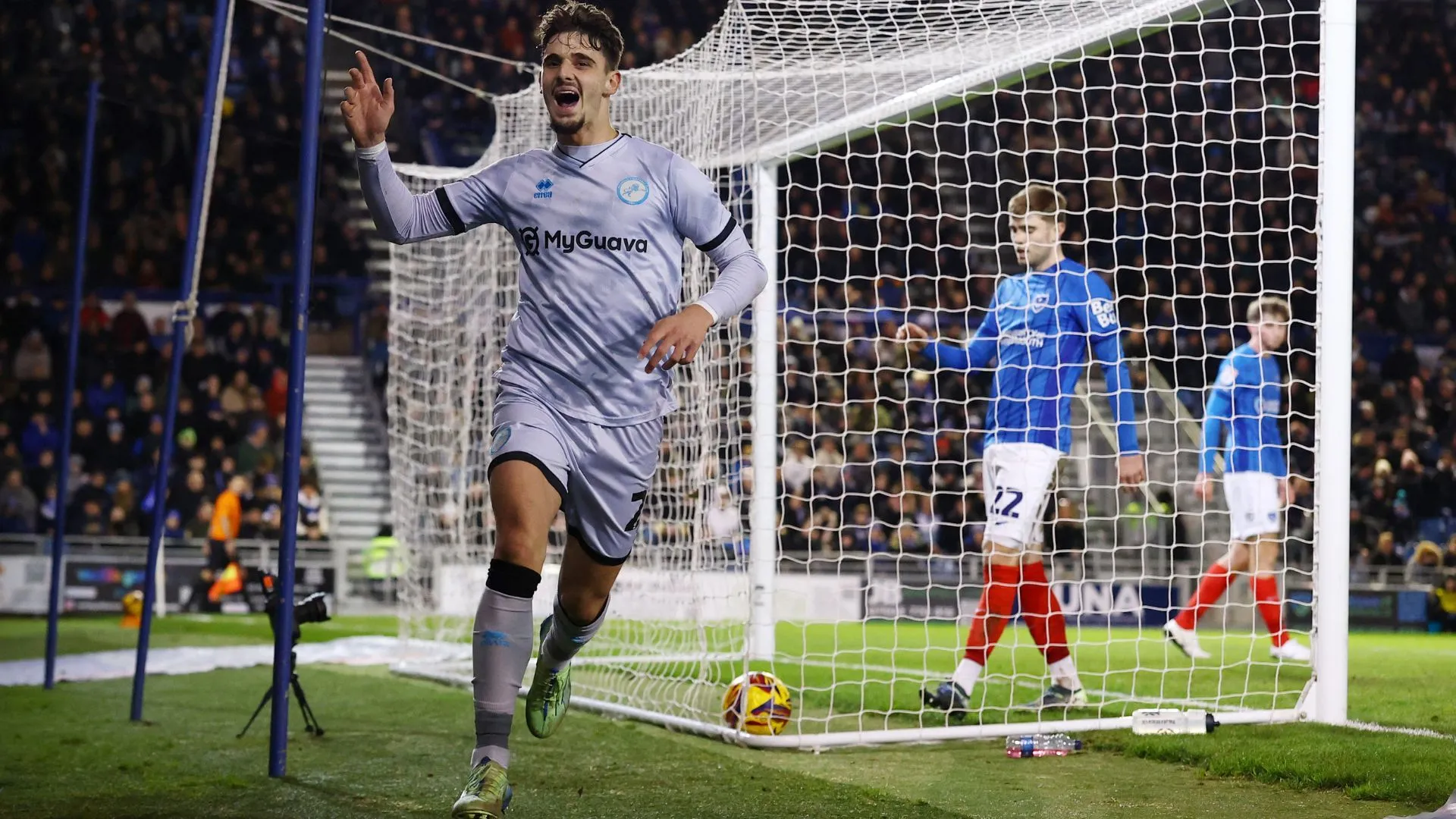 Tiền đạo Mihailo Ivanovic của Millwall trong một trận đấu ở Championship