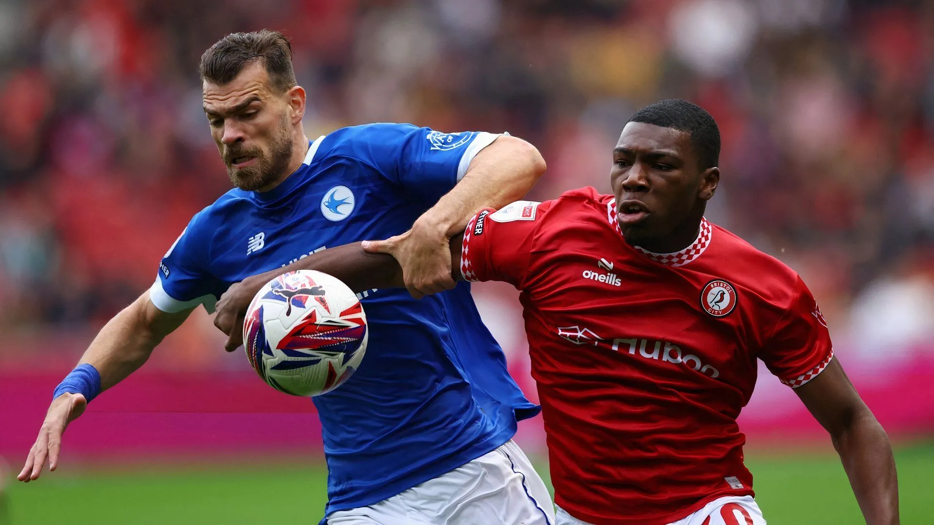 Tiền đạo Sinclair Armstrong trong màu áo Bristol City thi đấu tại Championship.