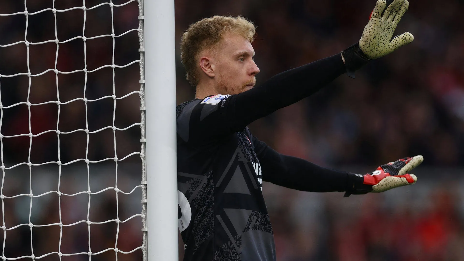 Tom Glover của Middlesbrough trong trang phục thủ môn thi đấu tại sân bóng.