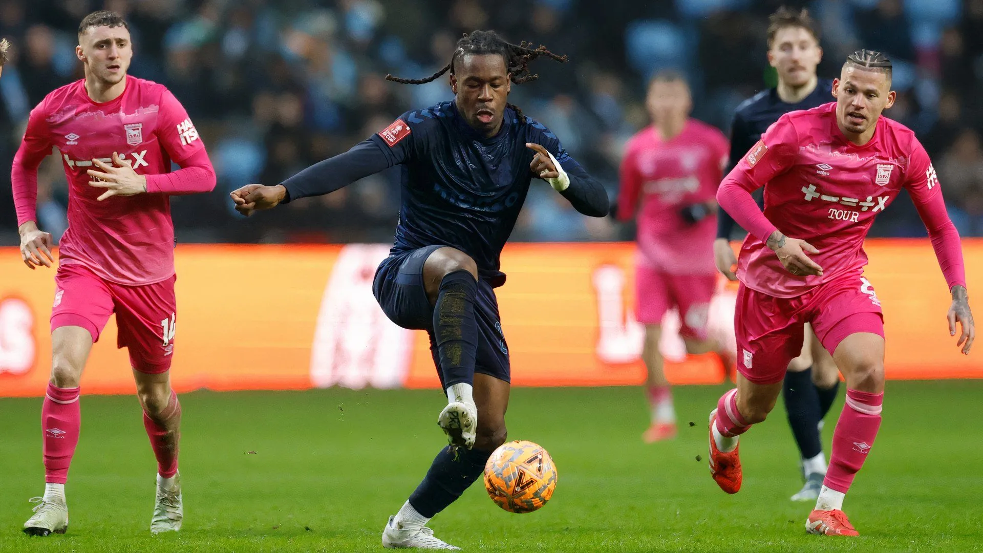 Ba cầu thủ tiêu biểu Scott Twine, Femi Azeez và Brandon Thomas-Asante trong các trận đấu