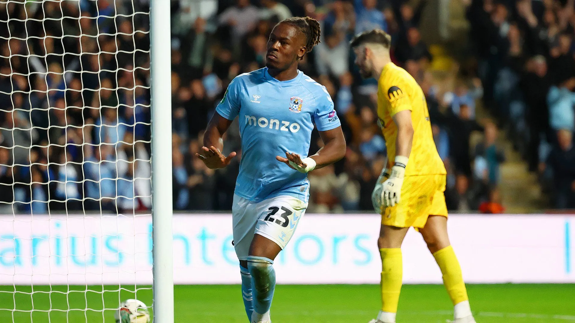 Brandon Thomas-Asante và các đồng đội Coventry City trong tư thế huấn luyện