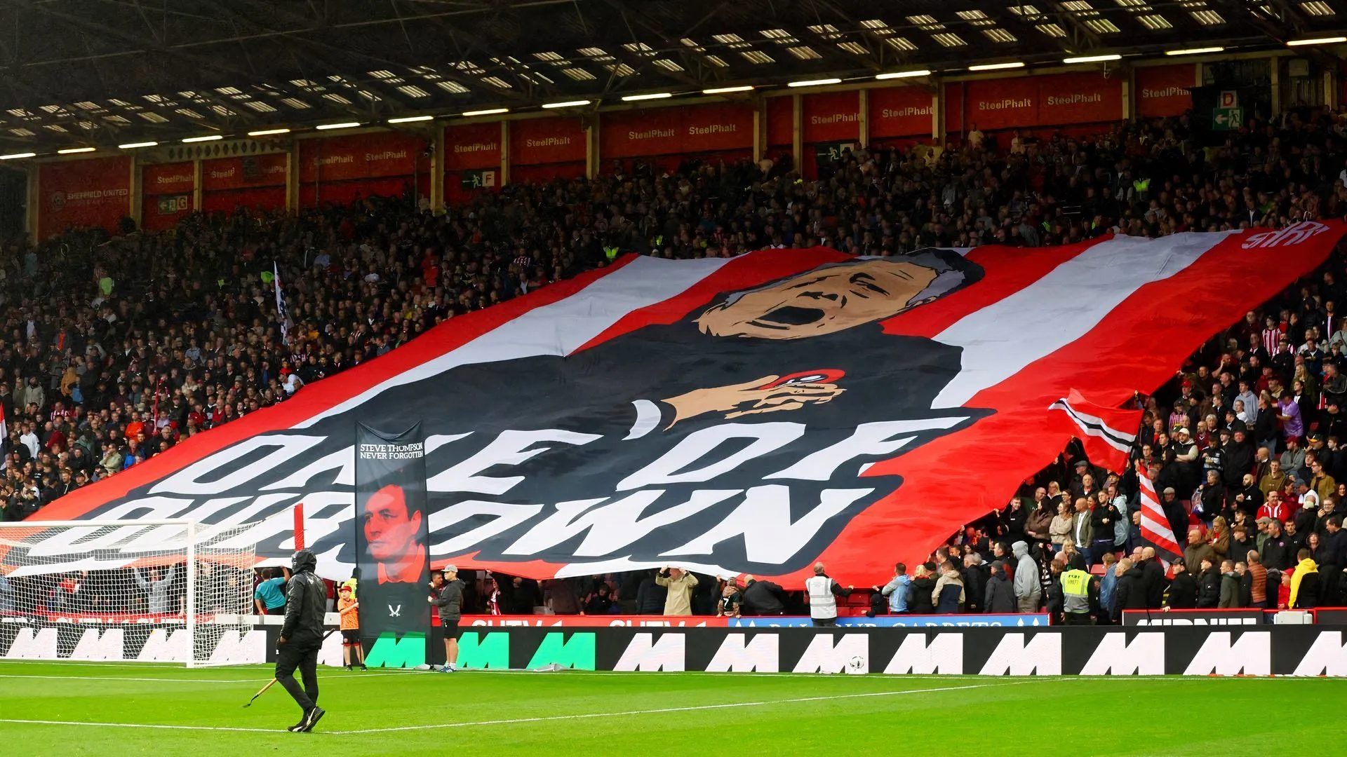Các CĐV Sheffield United biểu diễn băng rôn tại Bramall Lane