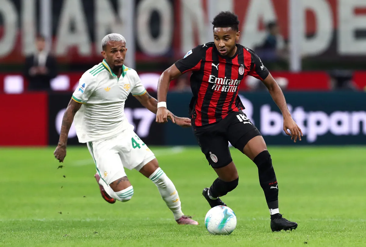Christopher Nkunku chạy với bóng dưới sự áp sát của Wesley Franca trong trận Milan vs Roma