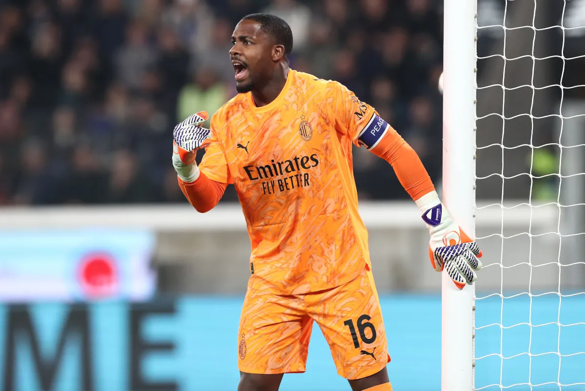 Hàng phòng ngự AC Milan phối hợp chặn đứng các pha tấn công của Roma