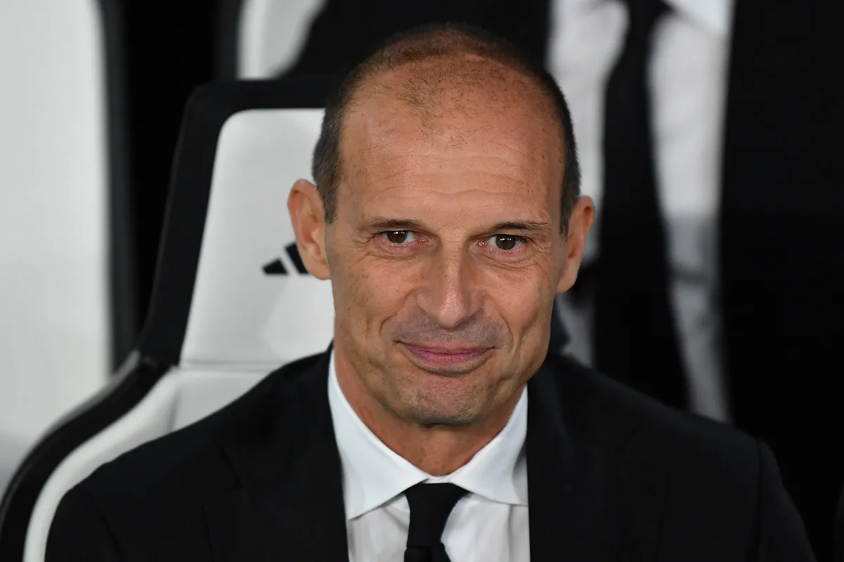HLV Massimiliano Allegri hướng dẫn AC Milan tại Allianz Stadium