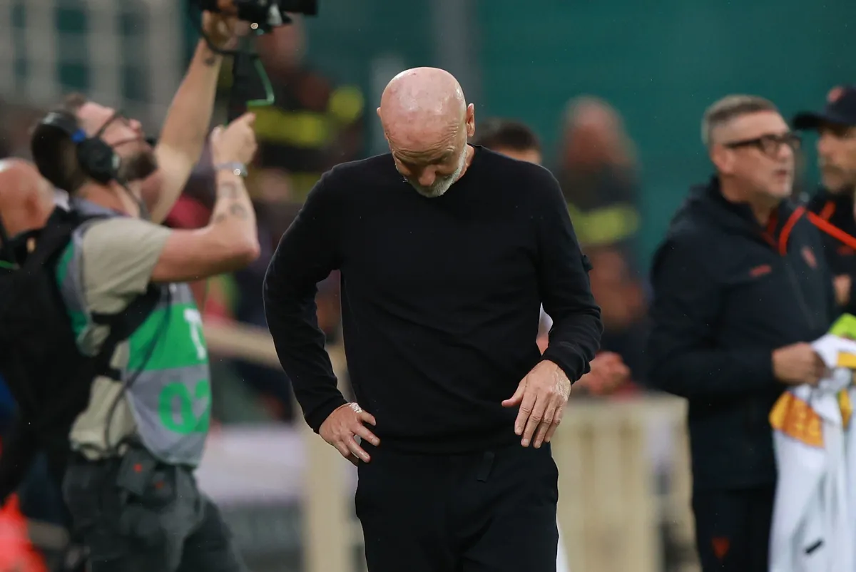 Huấn luyện viên Stefano Pioli của Fiorentina thể hiện sự thất vọng trong trận gặp Lecce tại sân Artemio Franchi ngày 2 tháng 11 năm 2025