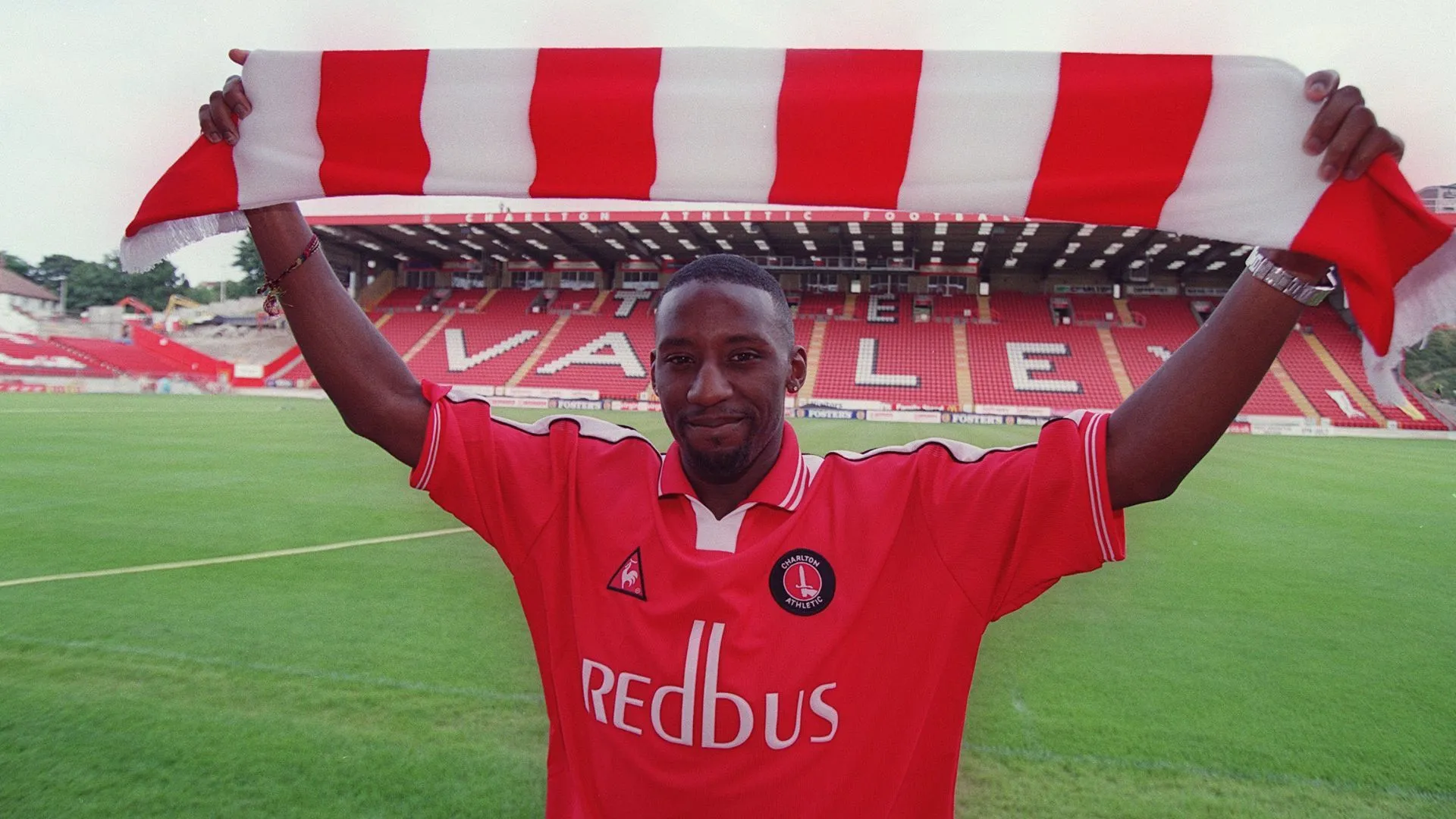 Jason Euell ăn mừng bàn thắng cho Charlton Athletic tại The Valley