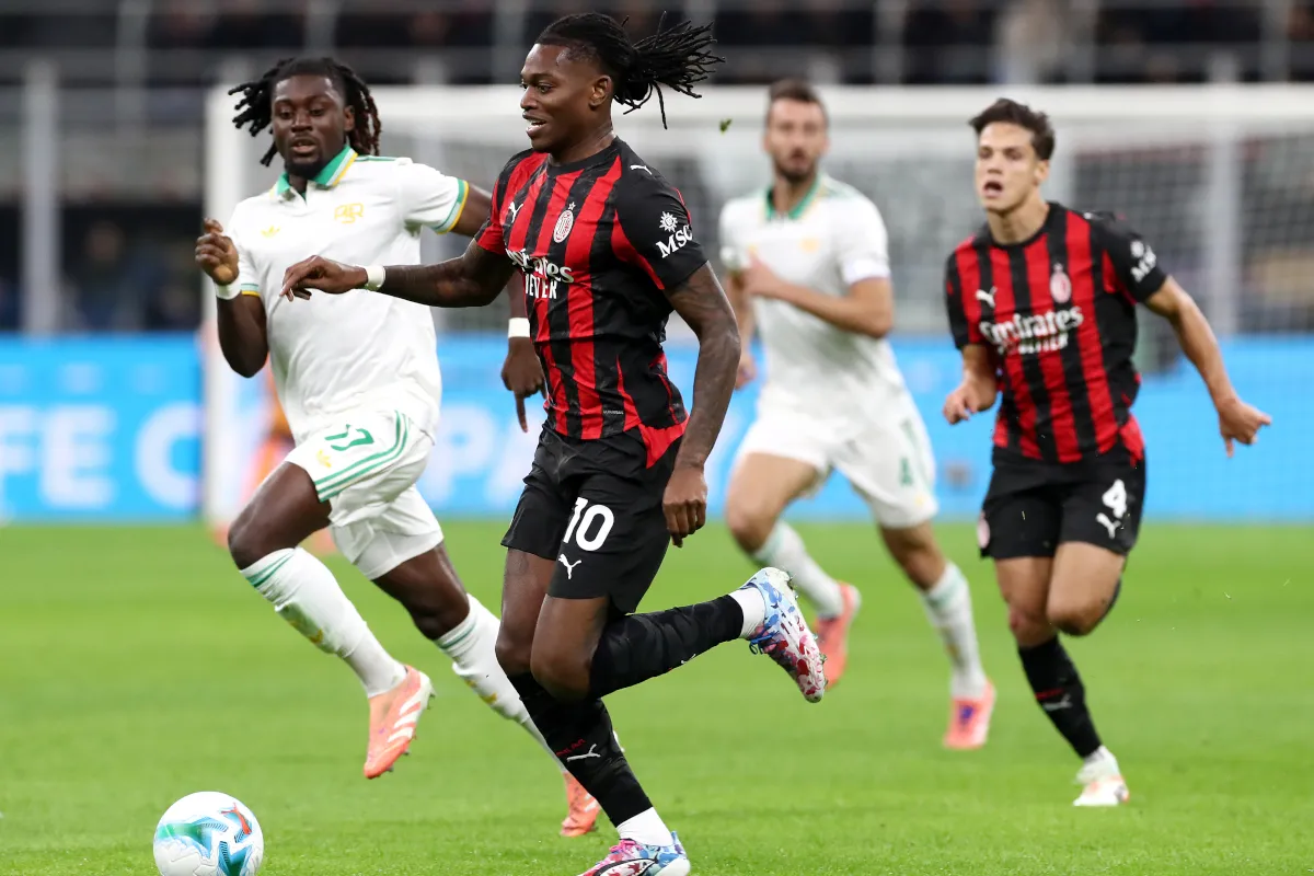 Rafael Leao của AC Milan kiểm soát bóng khi bị phòng ngự bởi Manu Kone của AS Roma