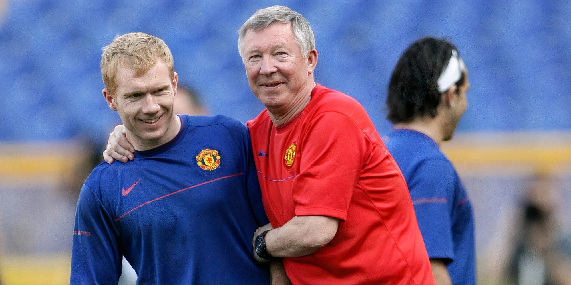 Sir Alex Ferguson với cuốn sổ đen huyền thoại của mình, công cụ quản lý kỉ luật của ông tại Manchester United