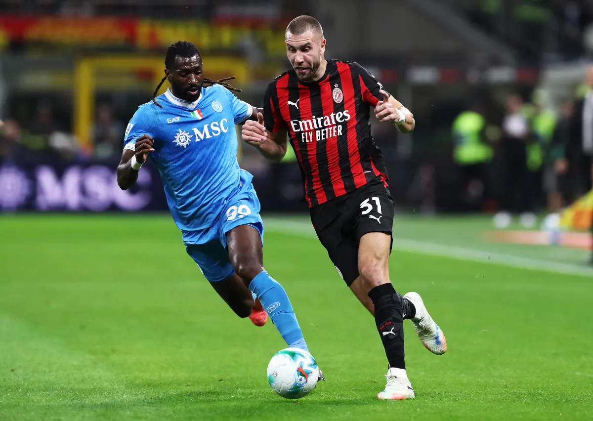 Strahinja Pavlovic của AC Milan chơi chặn Frank Anguissa trong trận Serie A tháng 9/2025