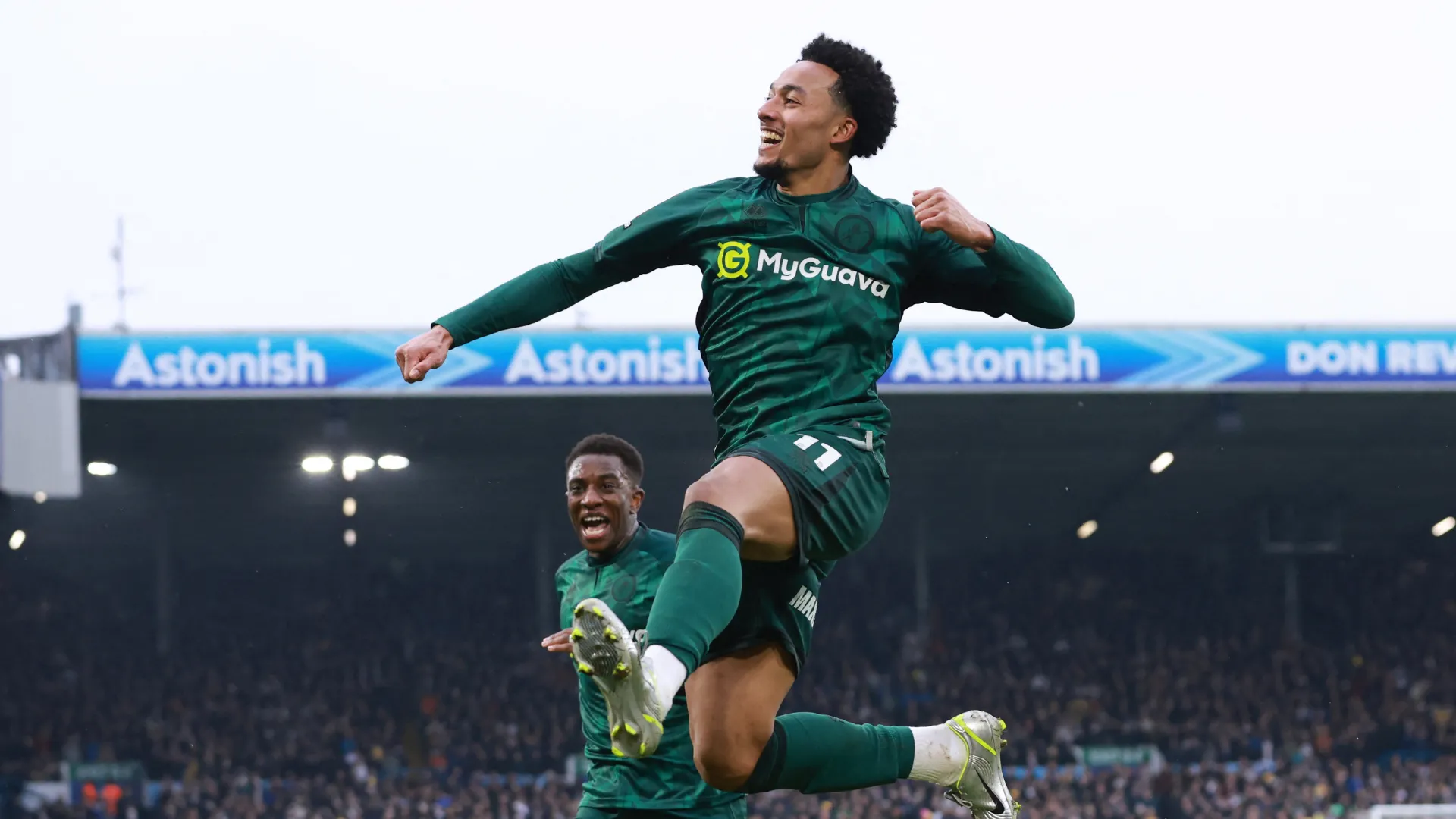 Tiền đạo cánh Femi Azeez của Millwall trong tư thế sẵn sàng thi đấu