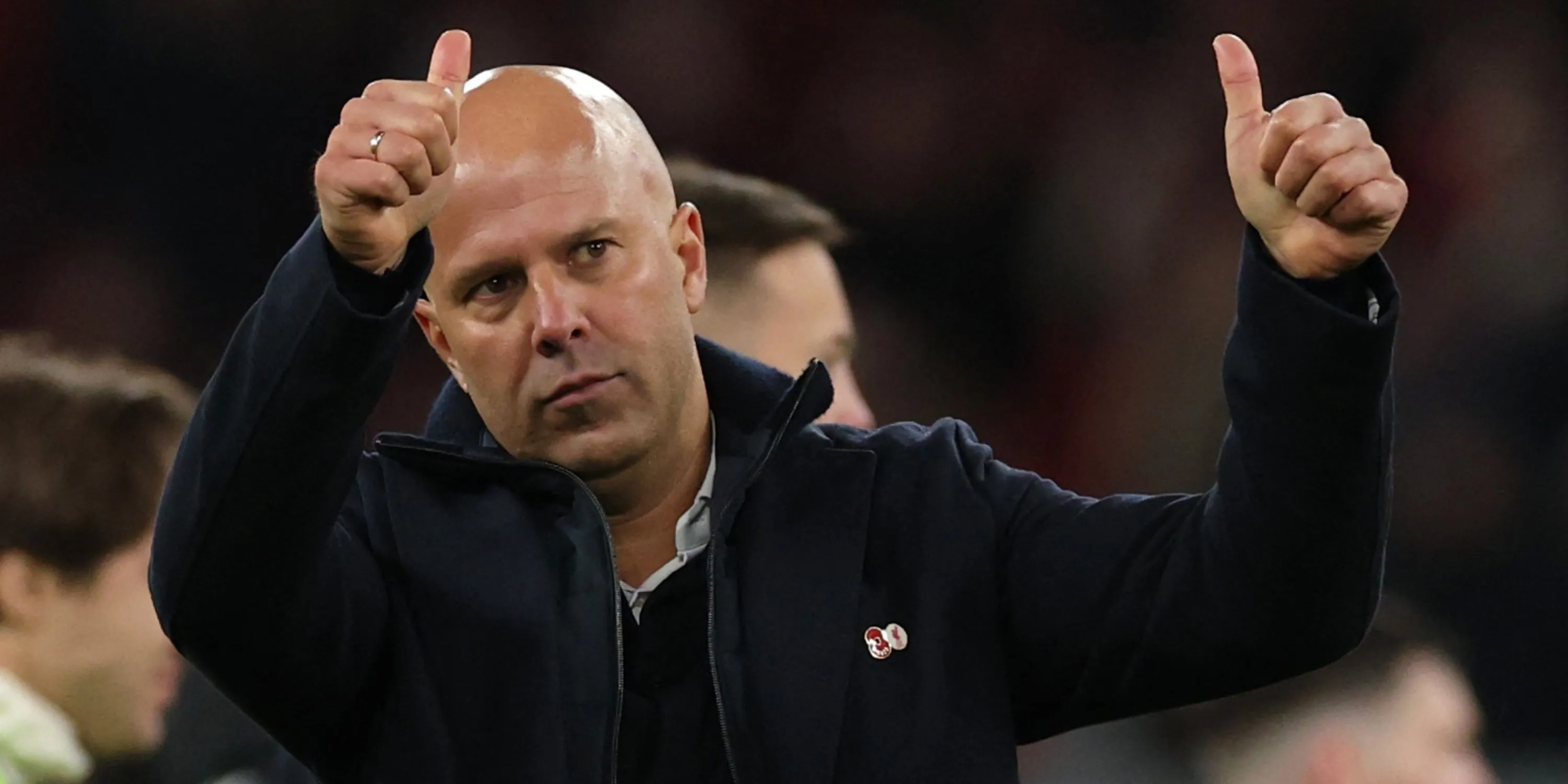 Virgil van Dijk trong màu áo Liverpool đang chơi bóng