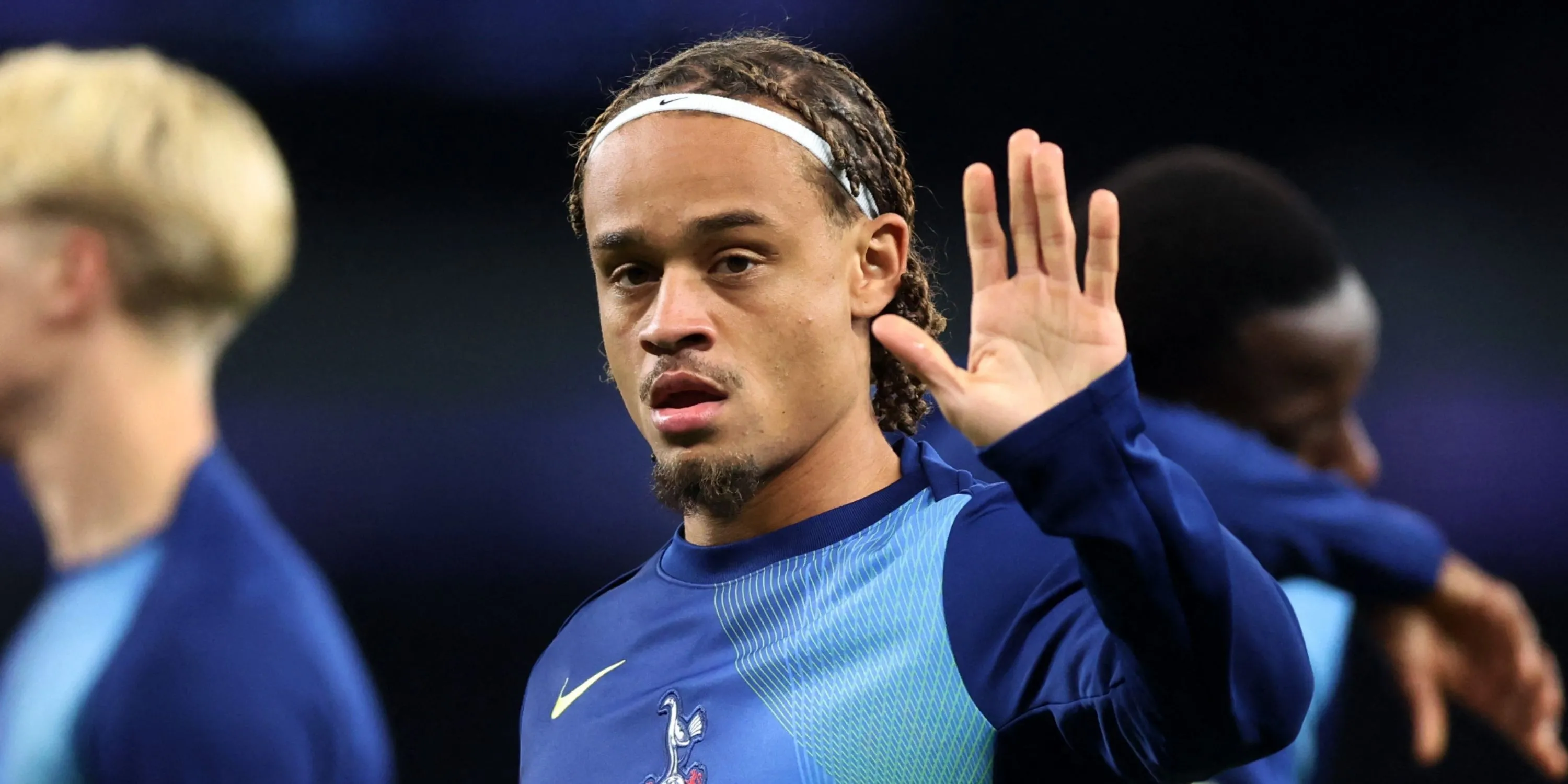 Xavi Simons chạm bóng trong trận đấu Premier League tại Tottenham